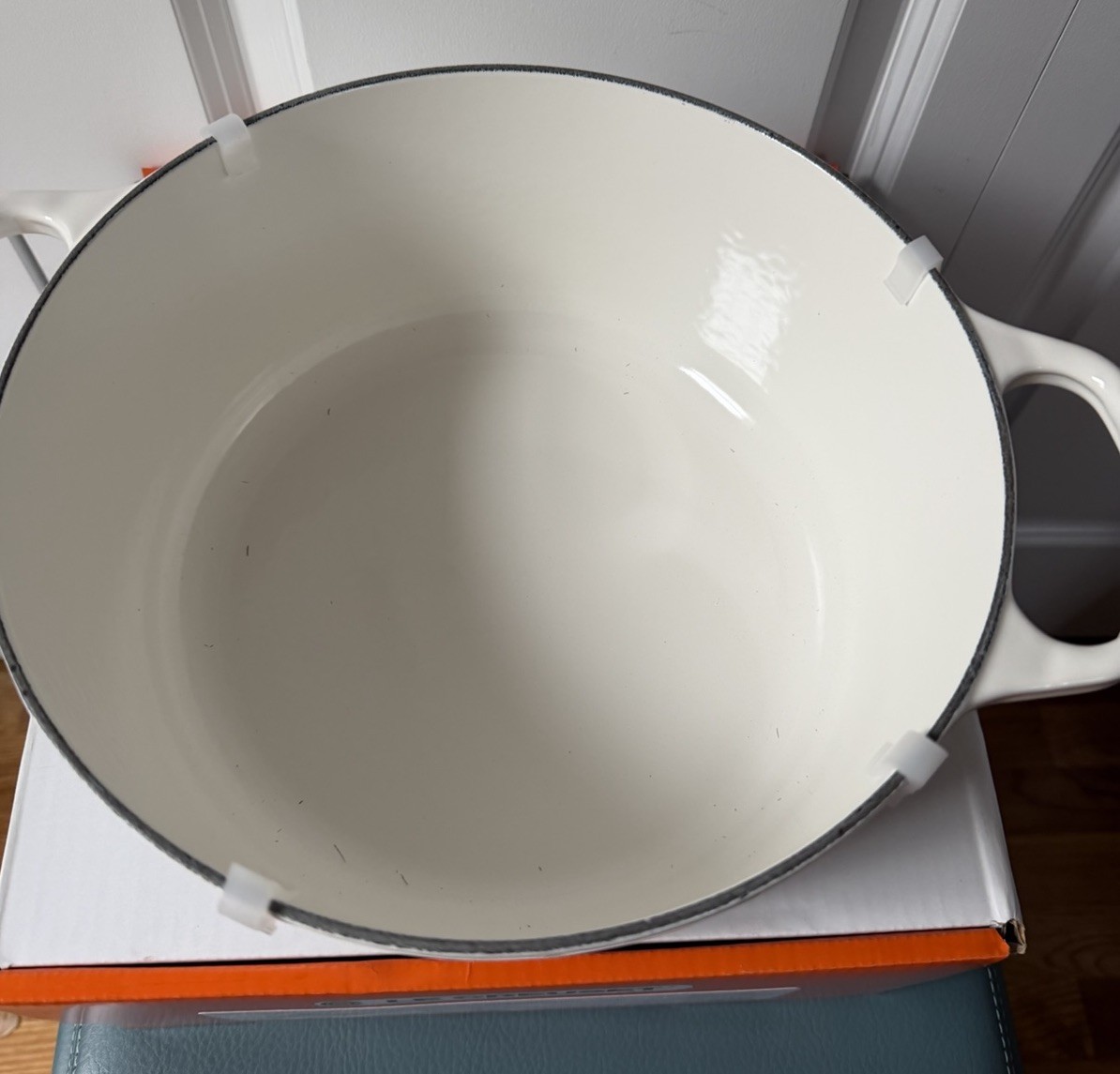 Signature Enameled Cast Iron Round Dutch Oven, 5.5 Qt. In White, Le Creuset