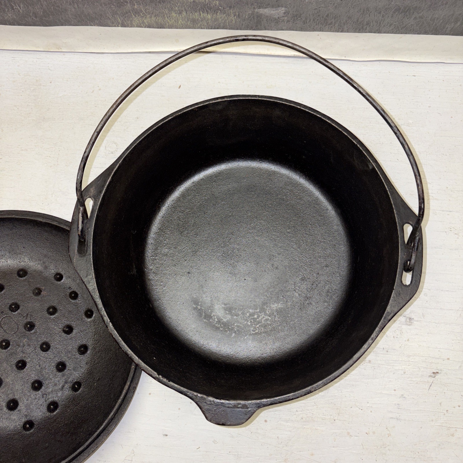 LODGE 10 1/4 #8 DO USA D3 Cast Iron Dutch Oven self basting lid 5 quart