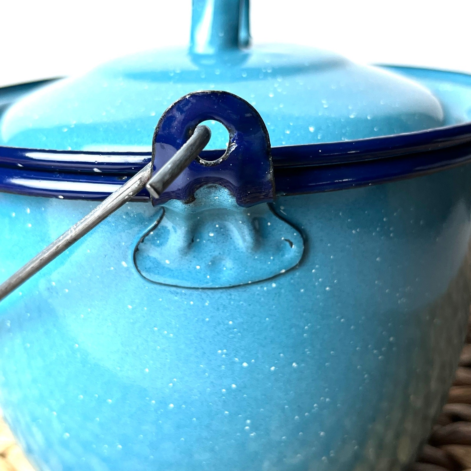 1.5 Quart Enamelware Metal Pot w/ Lid Turquoise Blue White Speckles Navy Accents