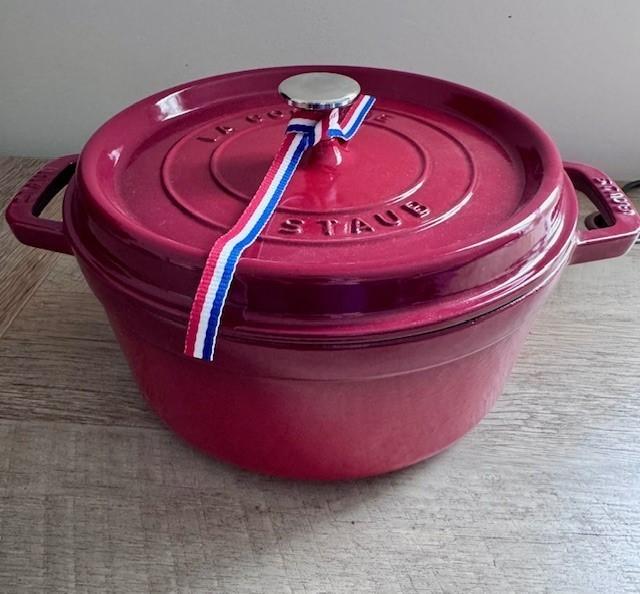 STAUB Cast Iron Dutch Oven 24cm -9 3/8in Round Cocotte Made in France Cherry Red