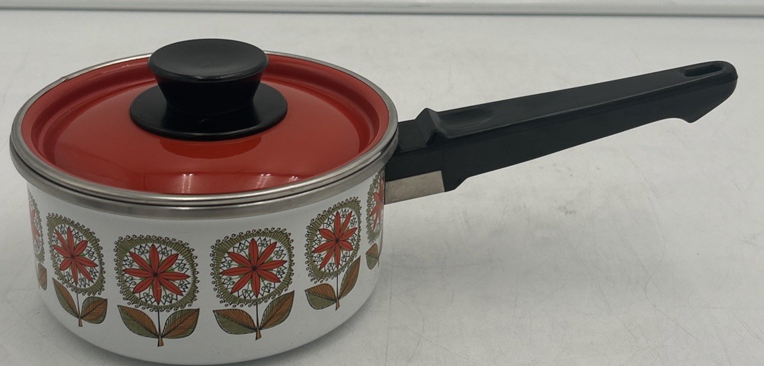 VINTAGE Enamelware 7 Piece Pots, Skillet & Kettle Set – Red Floral – MINT CONDT.