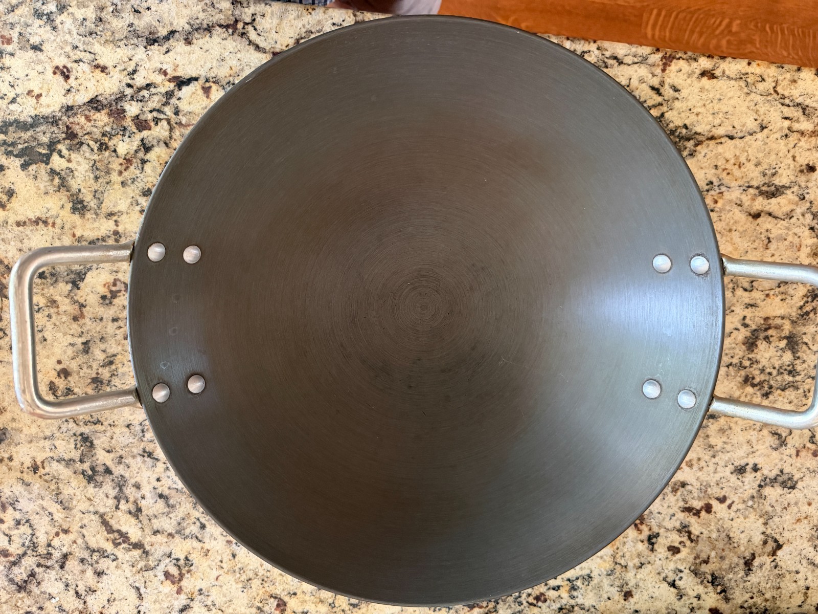 Calphalon Commercial Hard Anodized Aluminum Cookware HC 14.75″ Wok saute Pan
