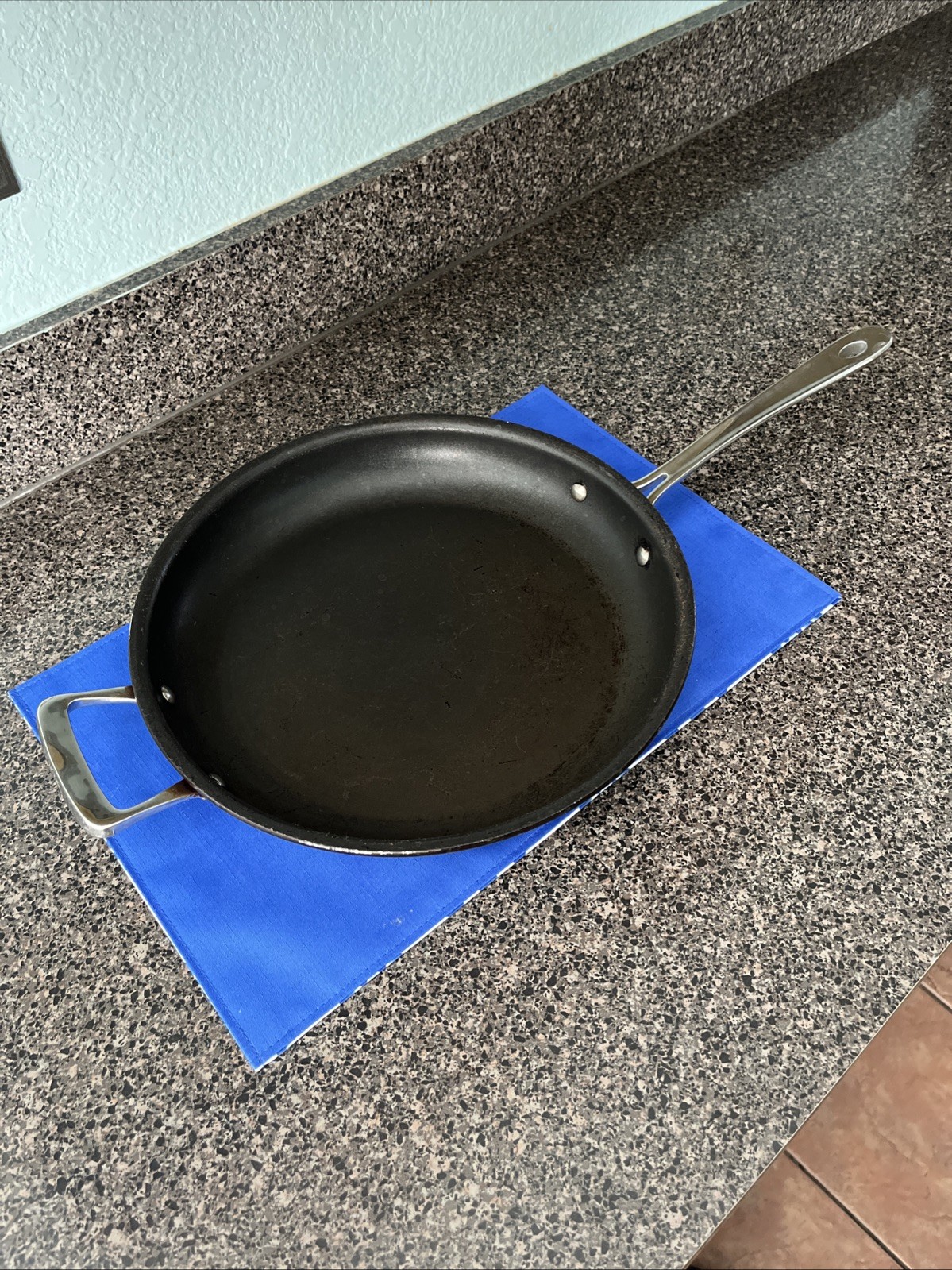 All-Clad HA1 Hard Anodized Nonstick PFOA Free 12″ Frying Pan Sturdy