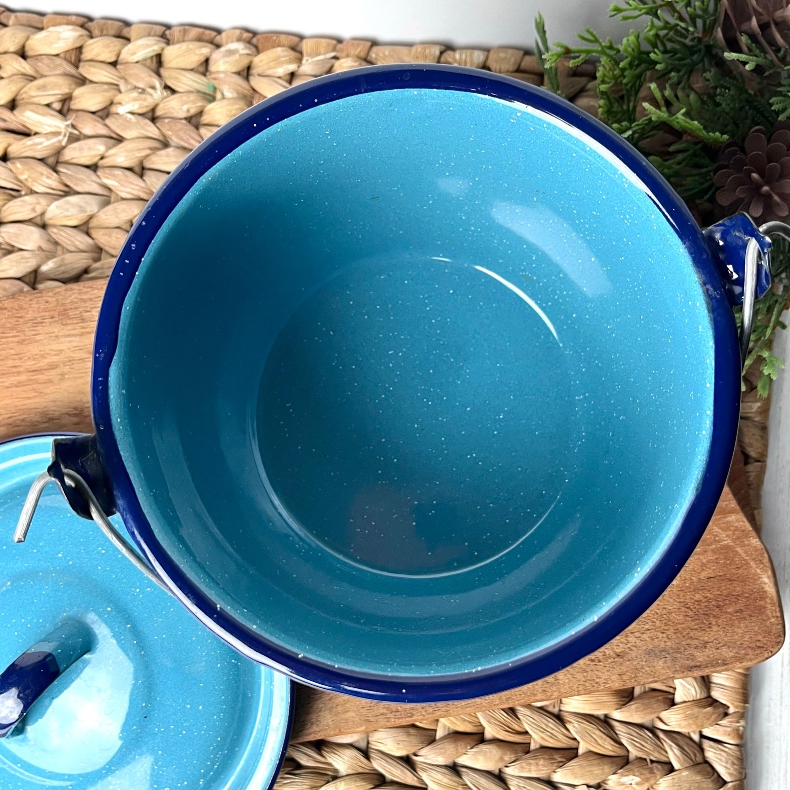 1.5 Quart Enamelware Metal Pot w/ Lid Turquoise Blue White Speckles Navy Accents
