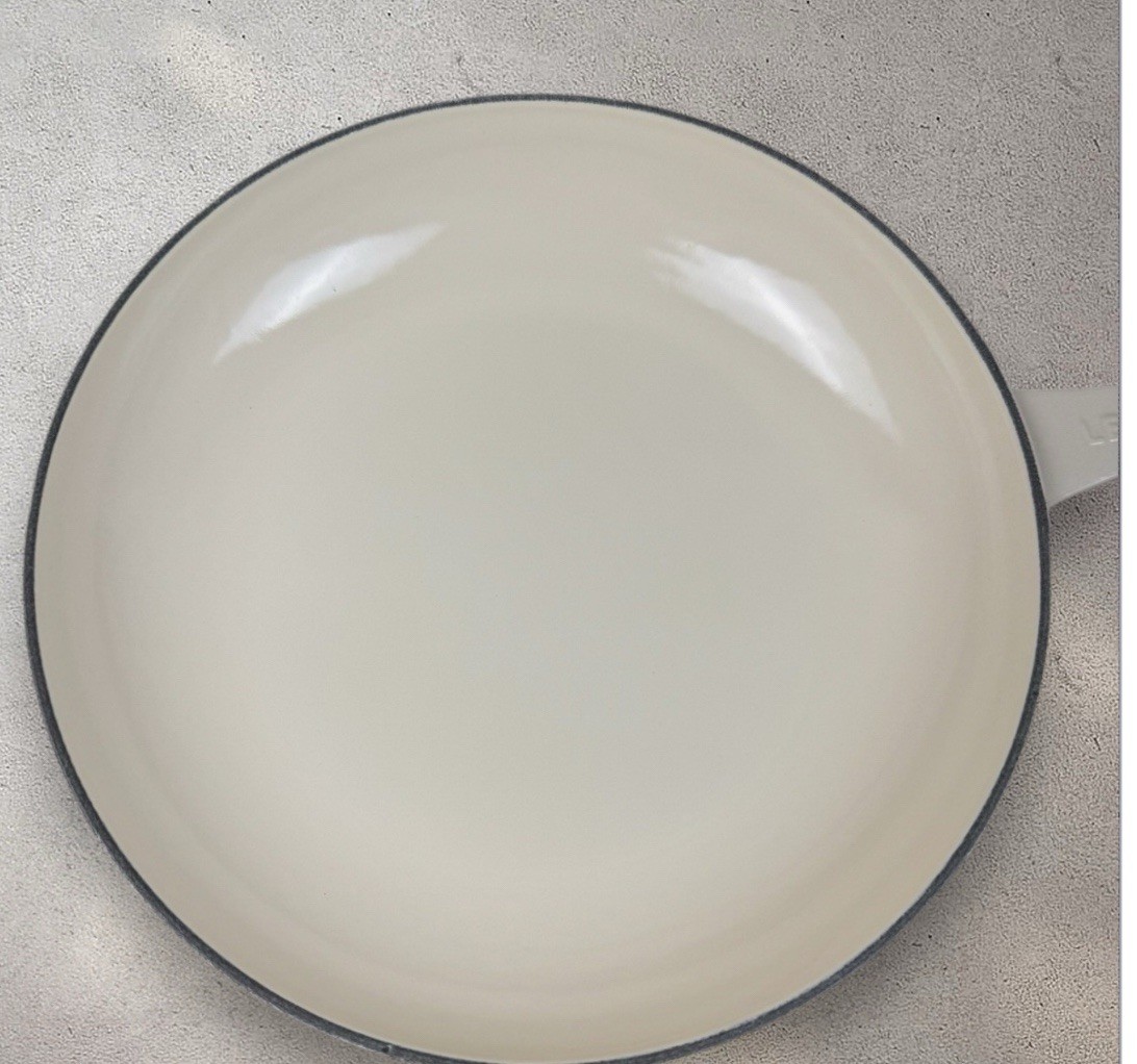 New Le Creuset Cast Iron Enamel Shallow Fry Pan in Brioche 9 3/4″ Dia