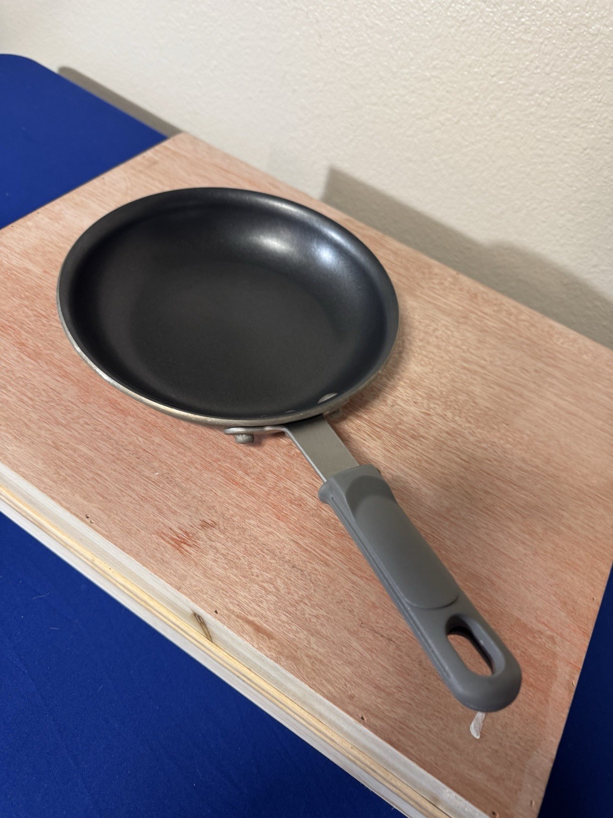 Member’s Mark 9”Inch Aluminum Nonstick Fry Pan Restaurant Grade Skillet