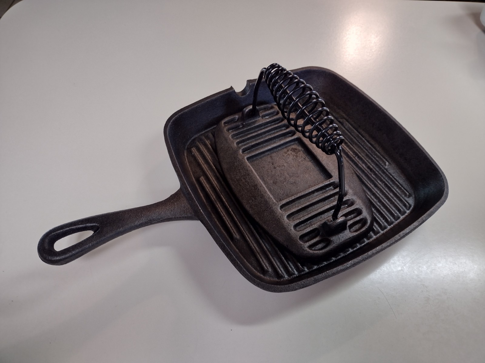 Cast Iron 8″ – 9″ Square Grill Pan Griddle with Panini Bacon Burger Press Black