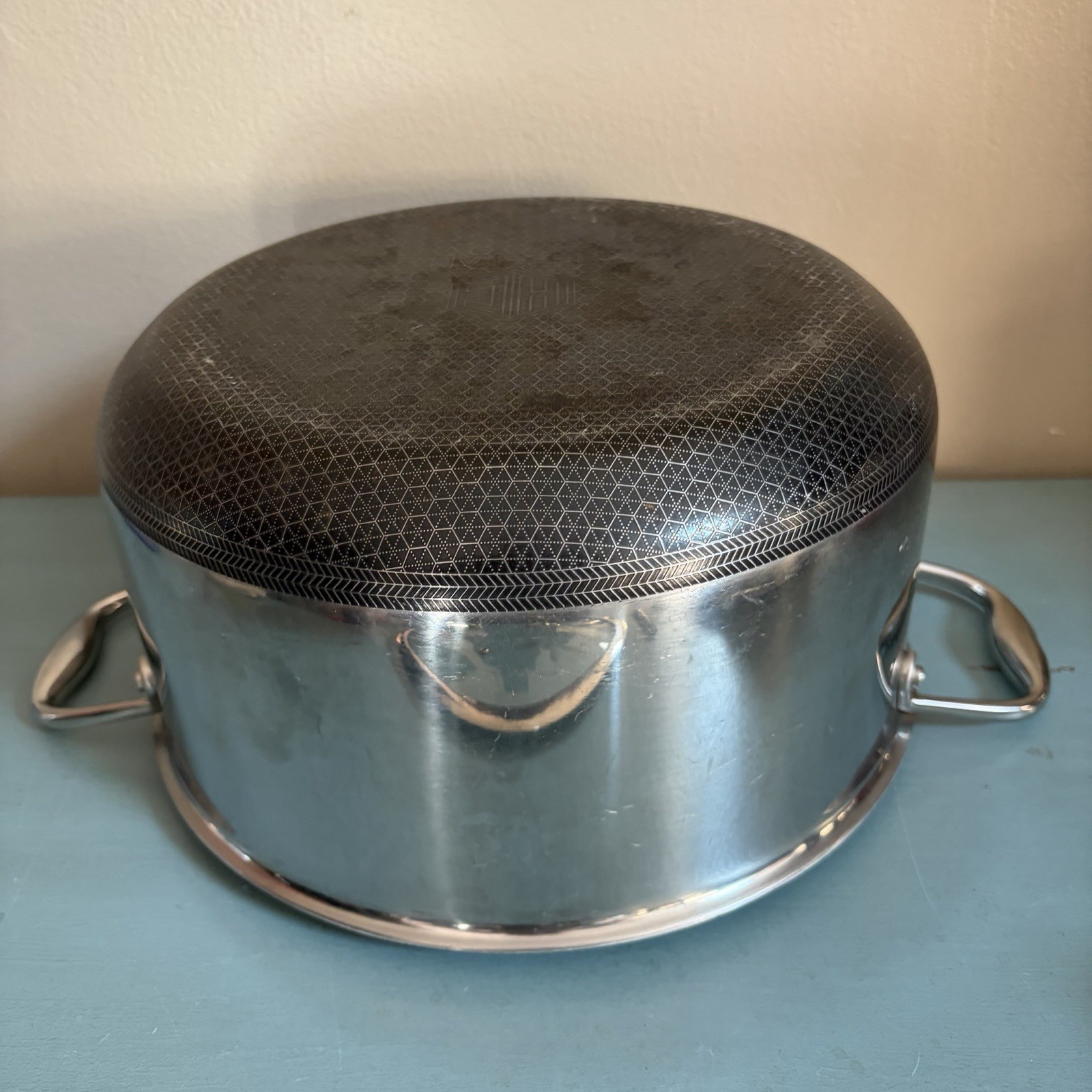 Hexclad 8 Quart Stock Pot 8 QT Pan Nonstick With Lid – Used B7