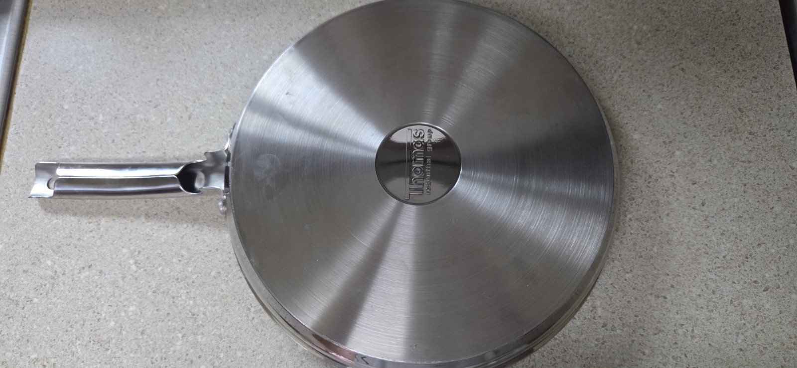 Thomas Rosenthal Group 12in Round Ribbed Non-Stick Grill Pan Long Handle 500°F