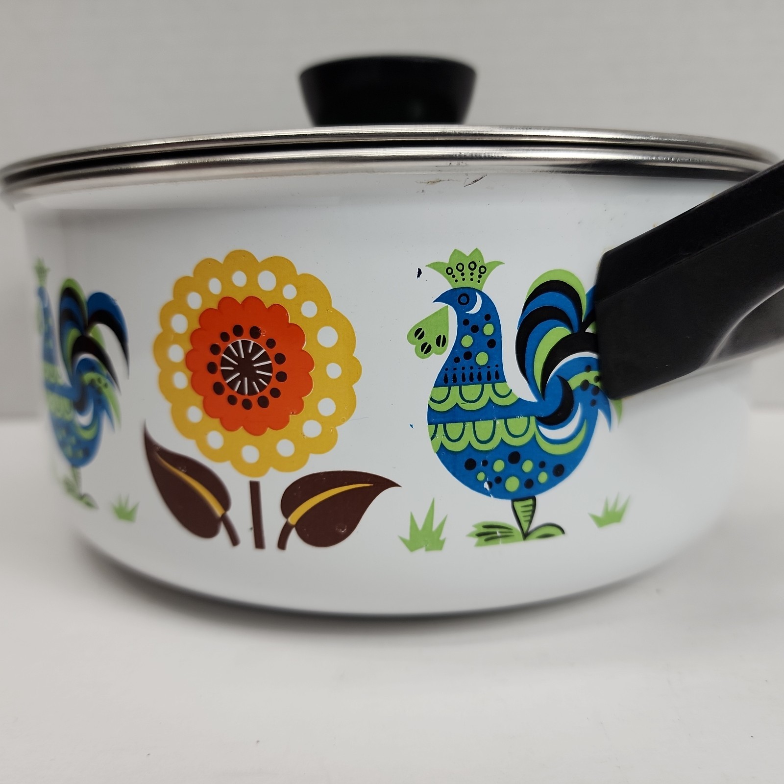 Steel Enamel 2 Qt Rooster And Sunflower w/ Green Lid.