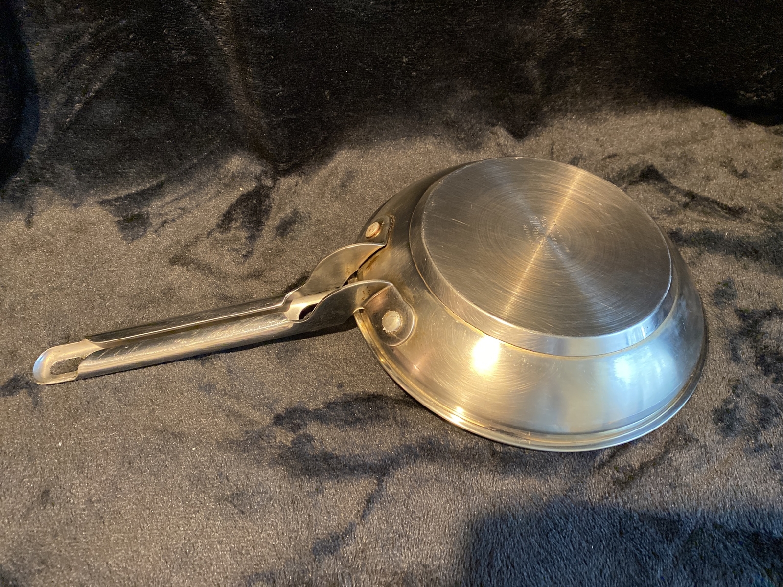 KITCHENWARE…Calphalon Small Omelette 8″ Pan Skillet