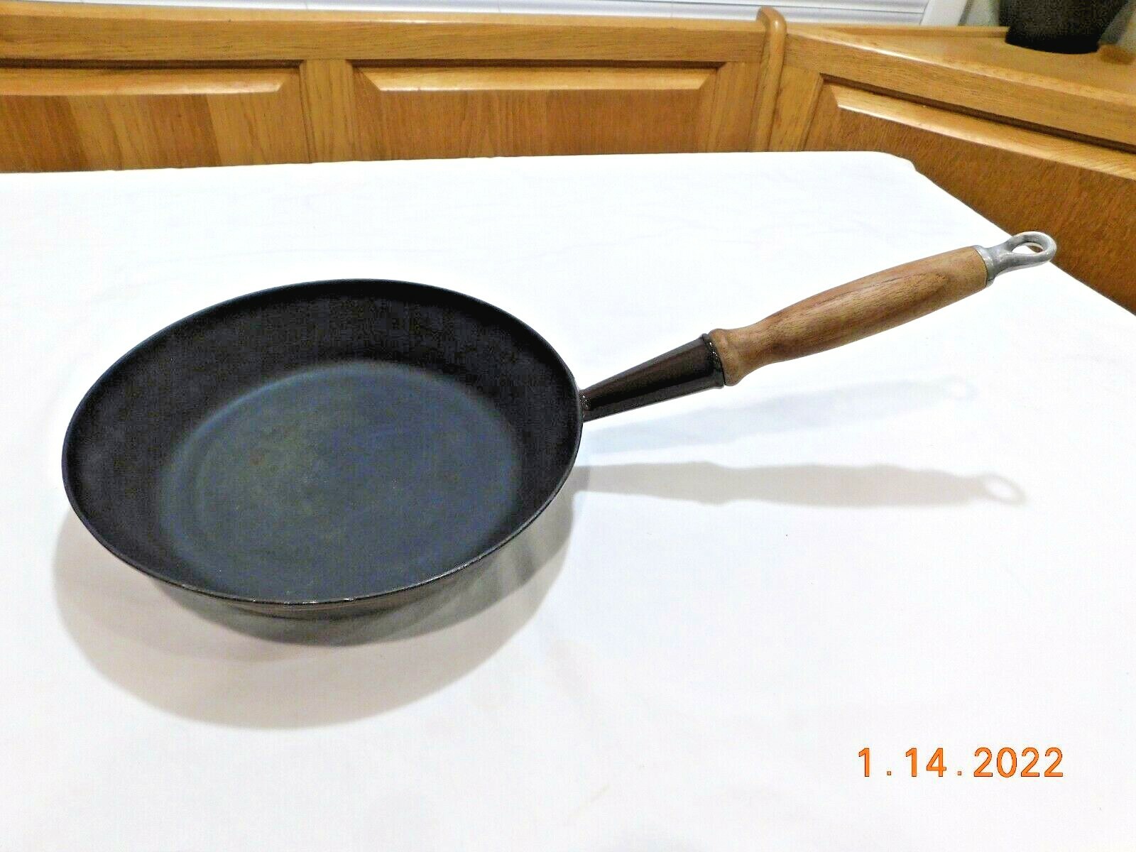 LE CREUSET #24 SKILLET PAN 9 3/4″ BROWN FRANCE Enamel Cast Iron Wood Handle EUC