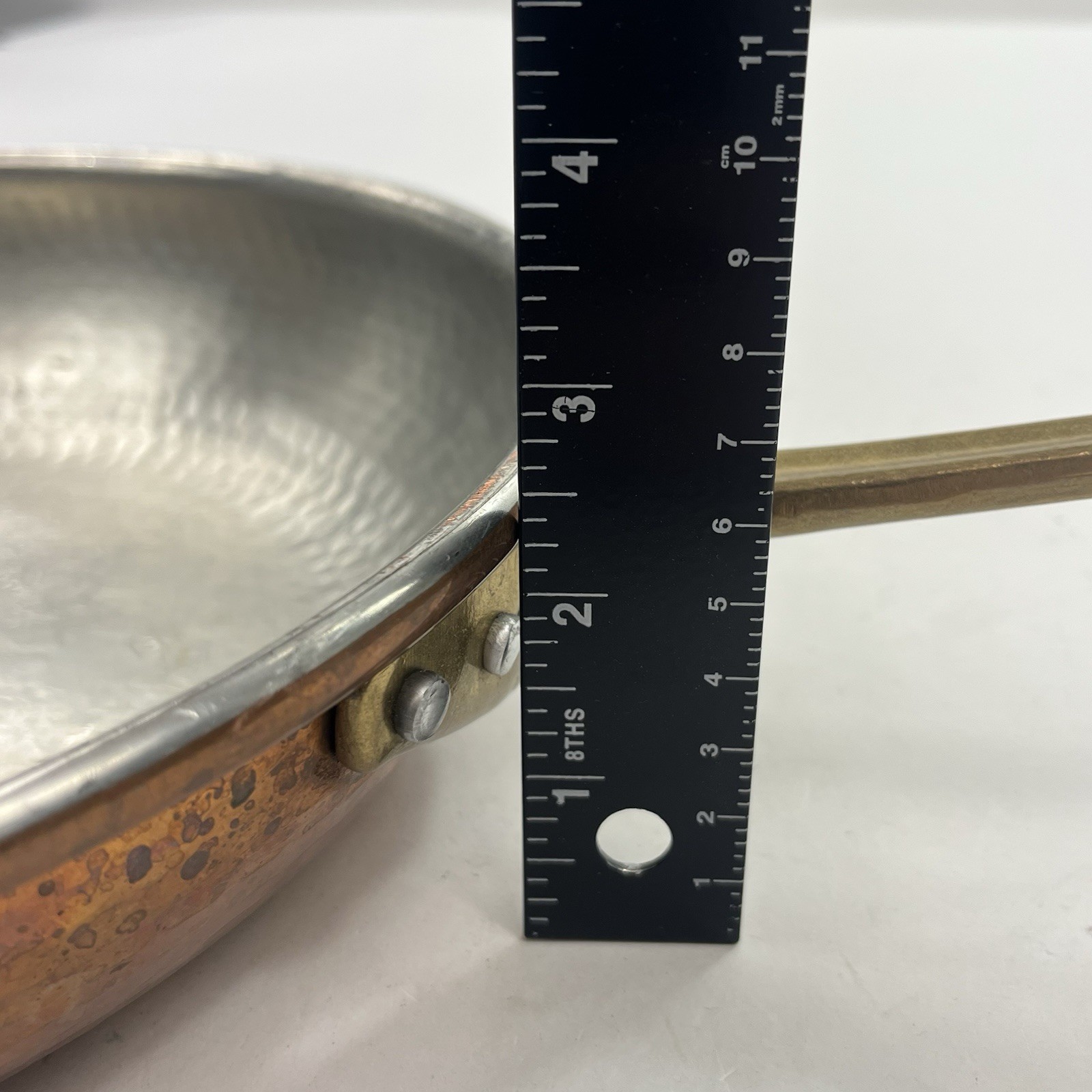 CU ARTIGIANA HAMMERED COPPER 12″ SAUCIER PAN W/ TIN LINING A MADE IN ITALY USED