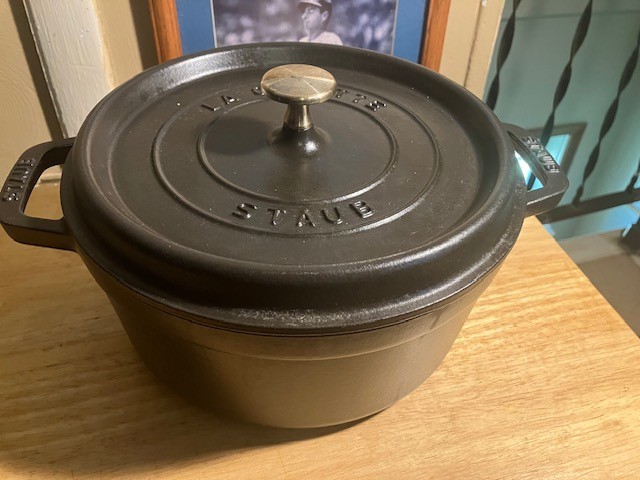 Beautiful Staub LA COCOTTE Dutch Oven Full Size 9 3/8″ #24 France