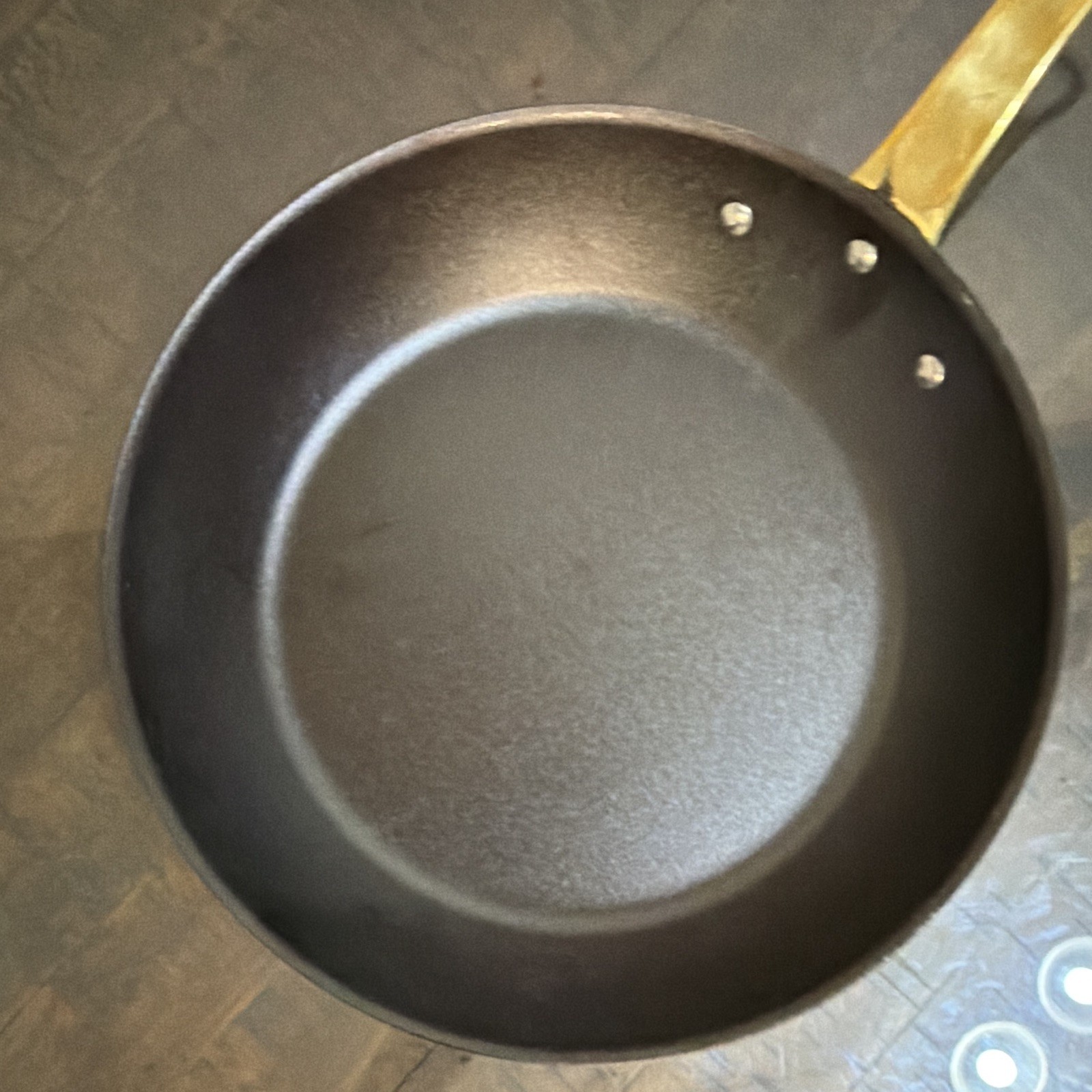 Made In | Tom Colicchio Carbon Steel Non-Stick Frying Pan 9″ | Brass Handle