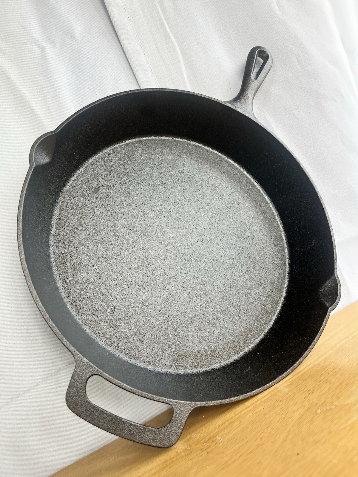 Mainstays 12in Cast Iron Round Skillet, Non-Stick, Long/Helper Handle, 500F