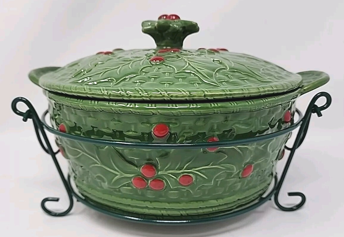 Temp-Tations Ovenware Green Holly Berry 2 QT Round Casserole dish w/Lid & Rack