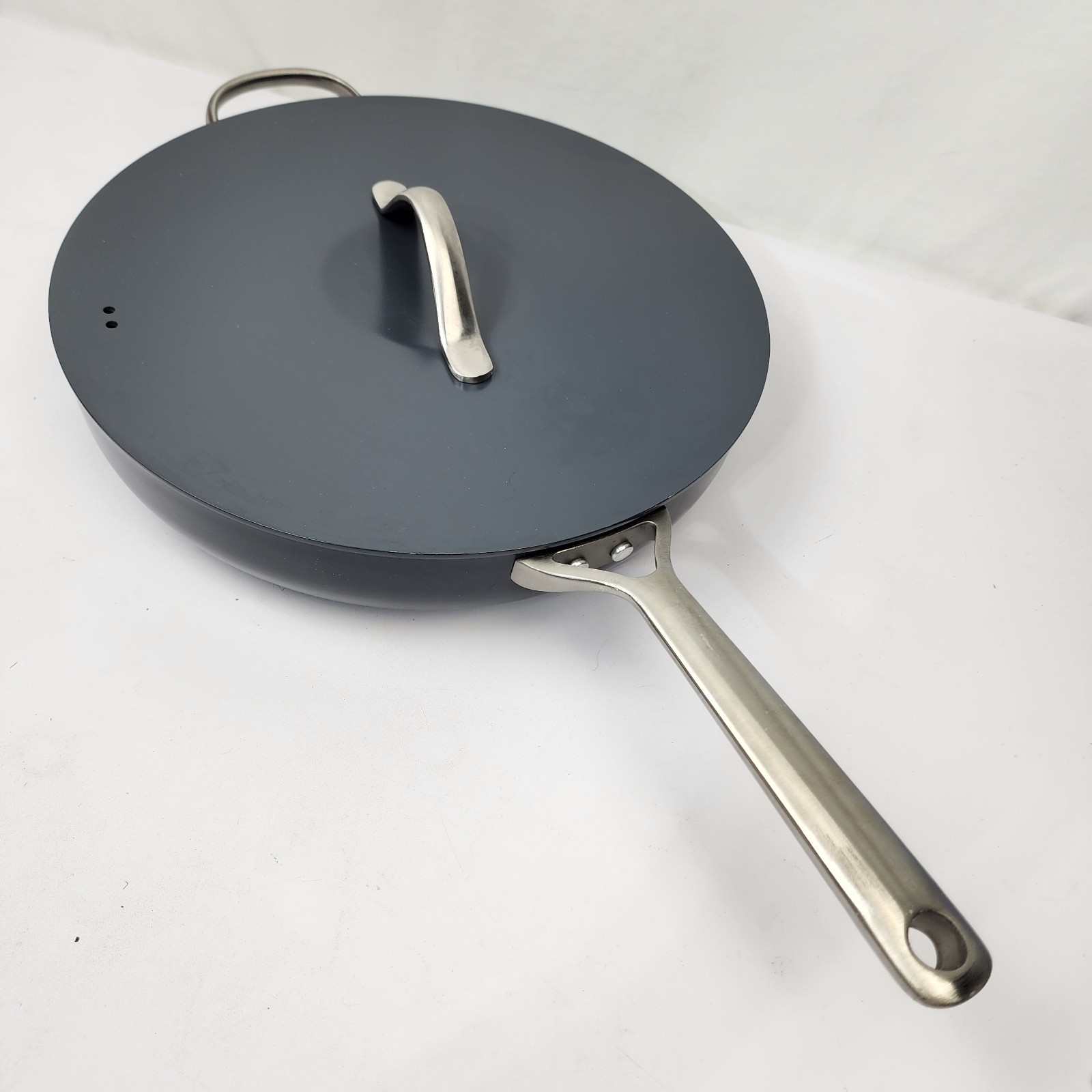 Member’s Mark 5.5-Quart Non-Stick Ceramic Jumbo Fry Saute Pan Flat Lid Gray