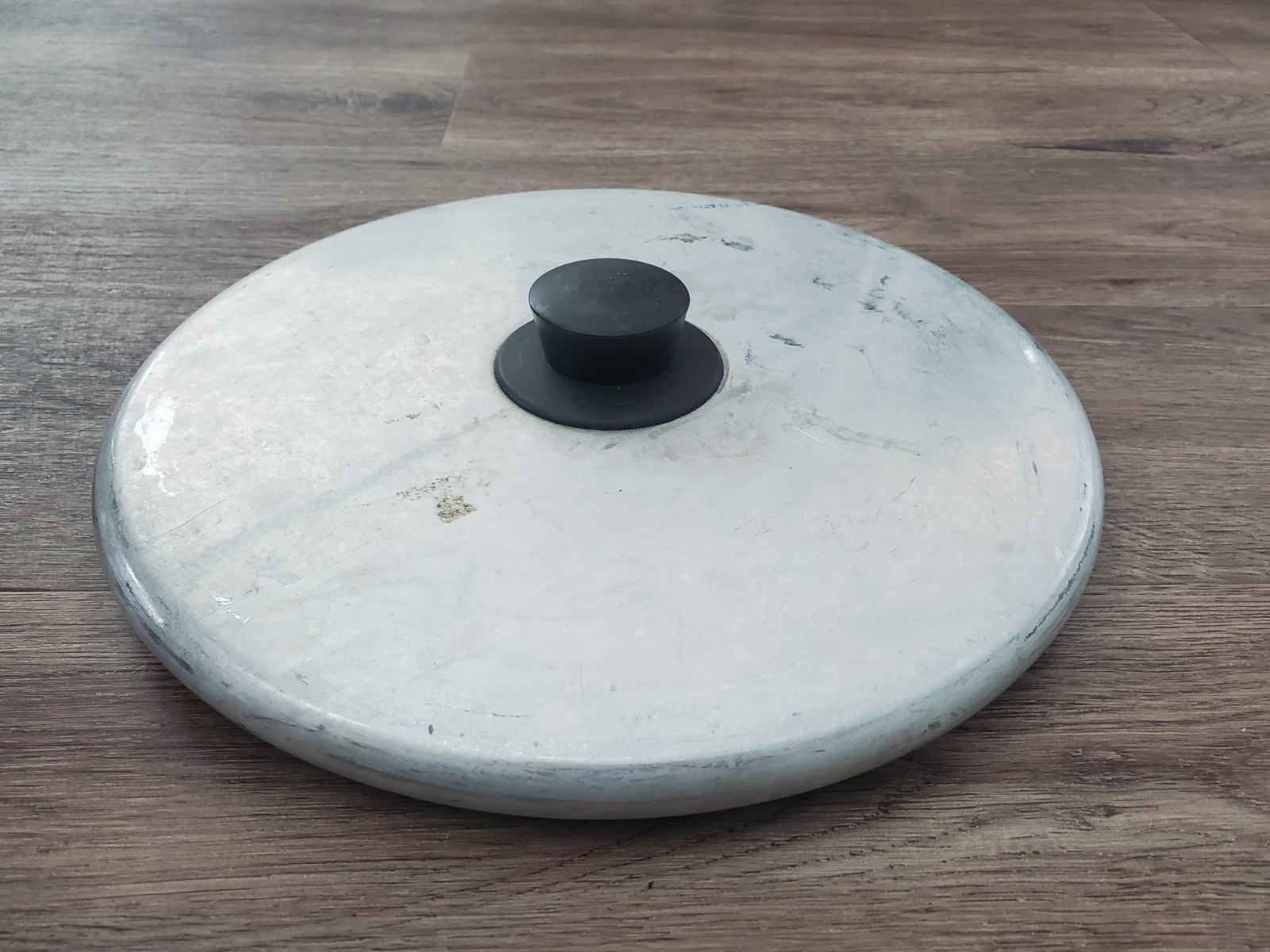 Vintage 10″ Aluminum Saucepan Lid Pan Pot Cookware Part Black Round Knob