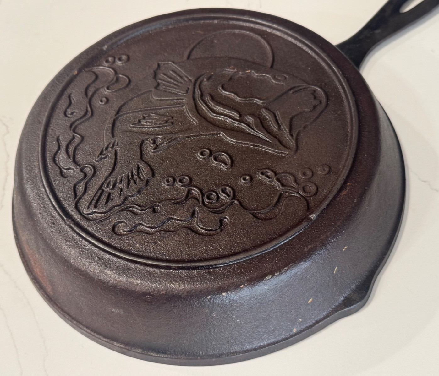 LODGE 10″ CAST IRON SKILLET OUTDOOR WILDLIFE SERIES BASS