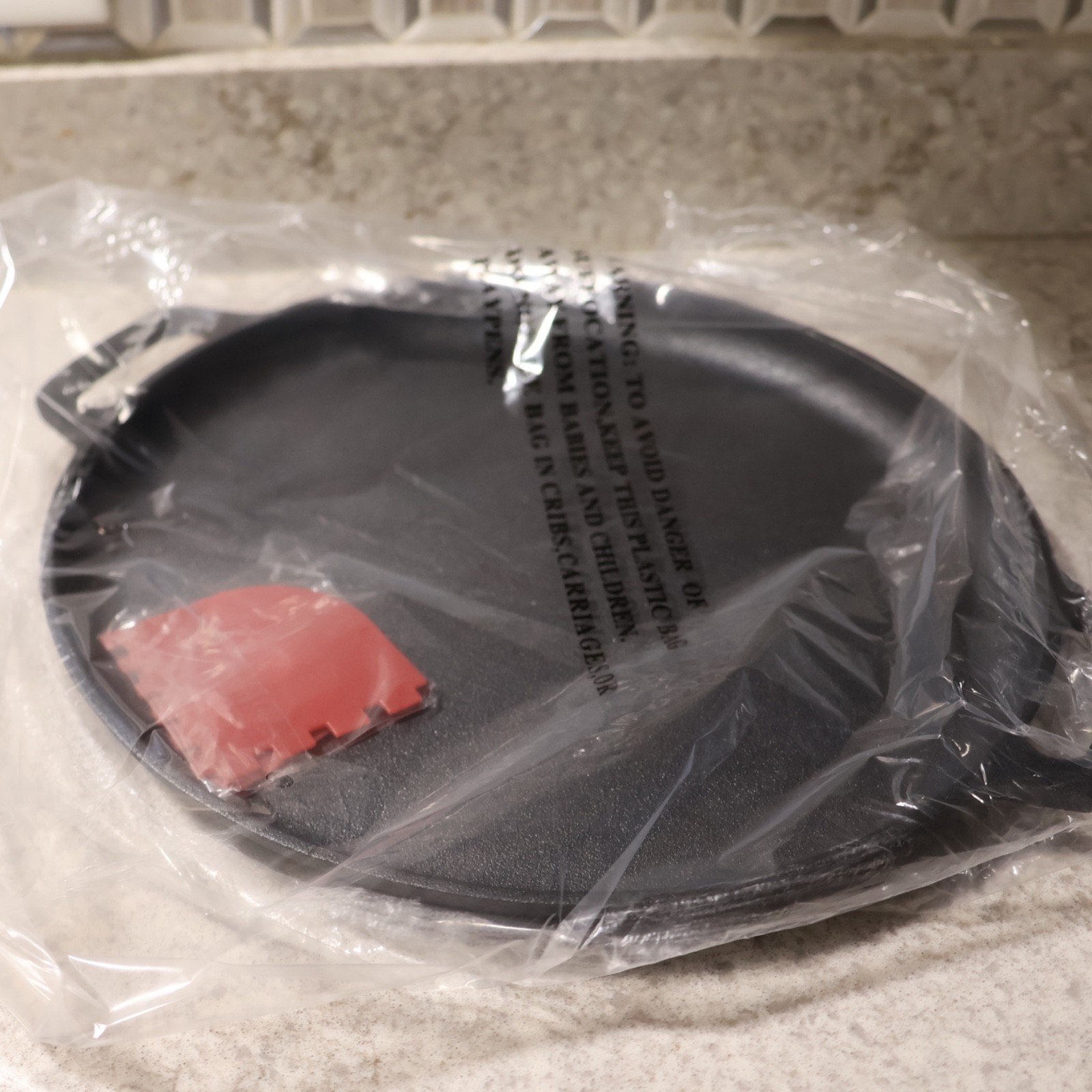 MegaChef 17 Inch Round Preseasoned Cast Iron Pizza Pan in Black