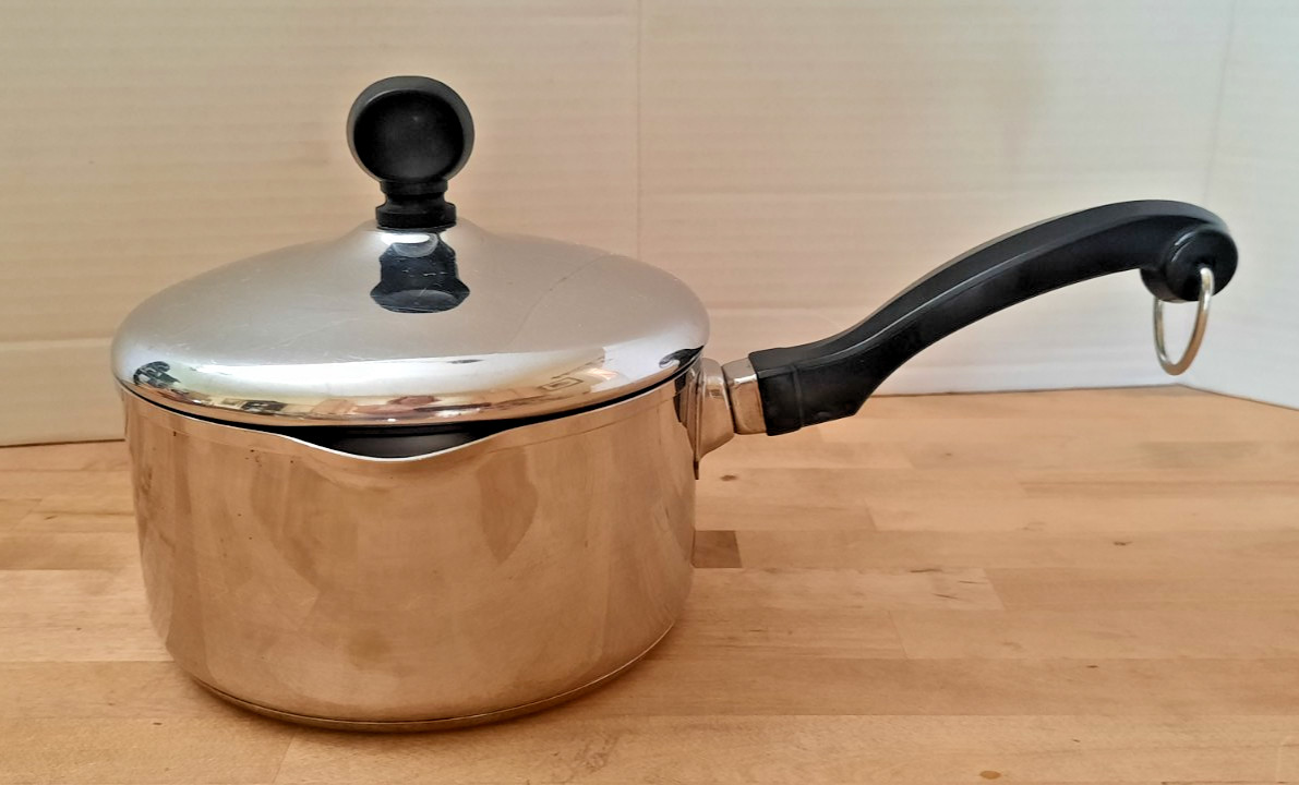 Farberware 1 Qt Double Pour Spout 18/10 Durable Stainless Steel Sauce Pot W Lid