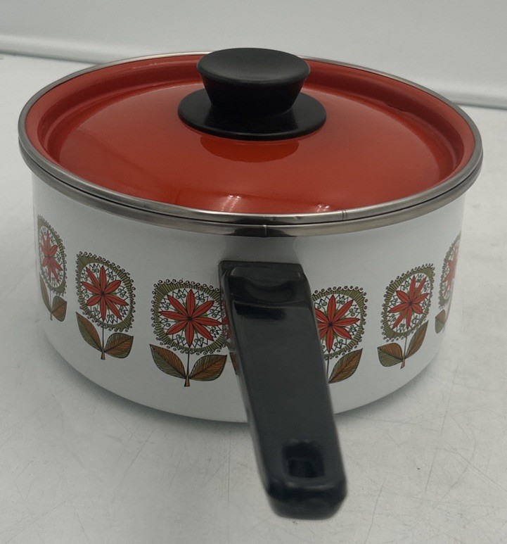 VINTAGE Enamelware 7 Piece Pots, Skillet & Kettle Set – Red Floral – MINT CONDT.