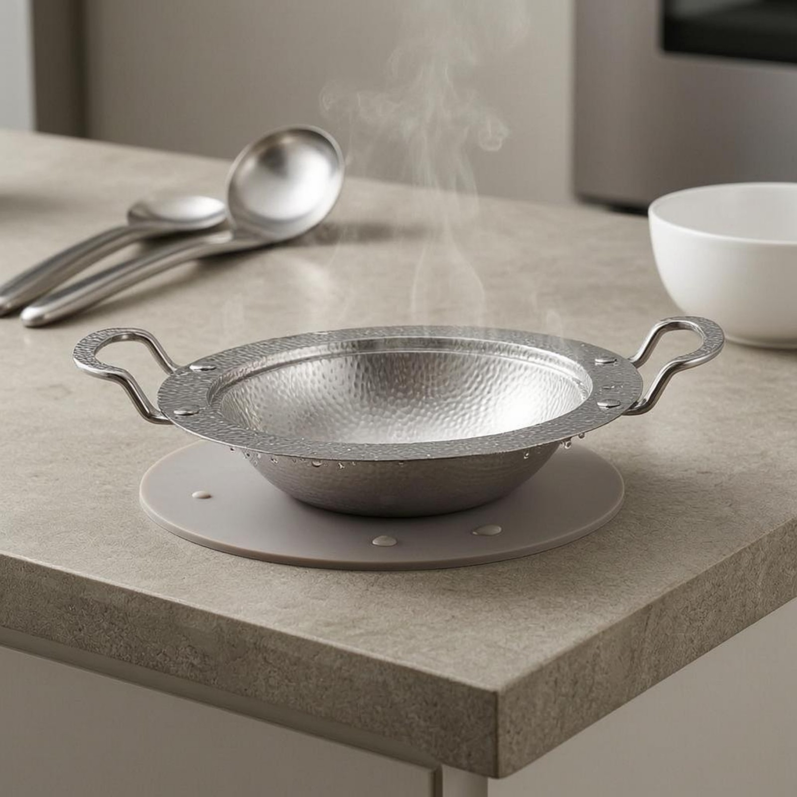 Round Stainless Steel Serving Pan One-Piece Construction for Cooking