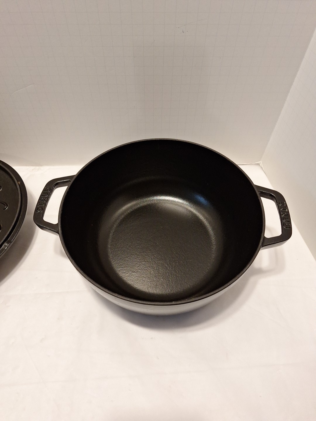 STAUB 24cm/3.75-Qt Essential French Oven Matte Black France Read Desc See Pics