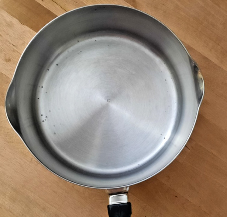Farberware 1 Qt Double Pour Spout 18/10 Durable Stainless Steel Sauce Pot W Lid