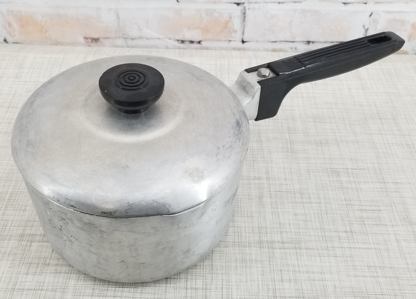 Magnalite Classic 2 Qt / 1.9 L Saucepan Double Spout 6.5″ Wide