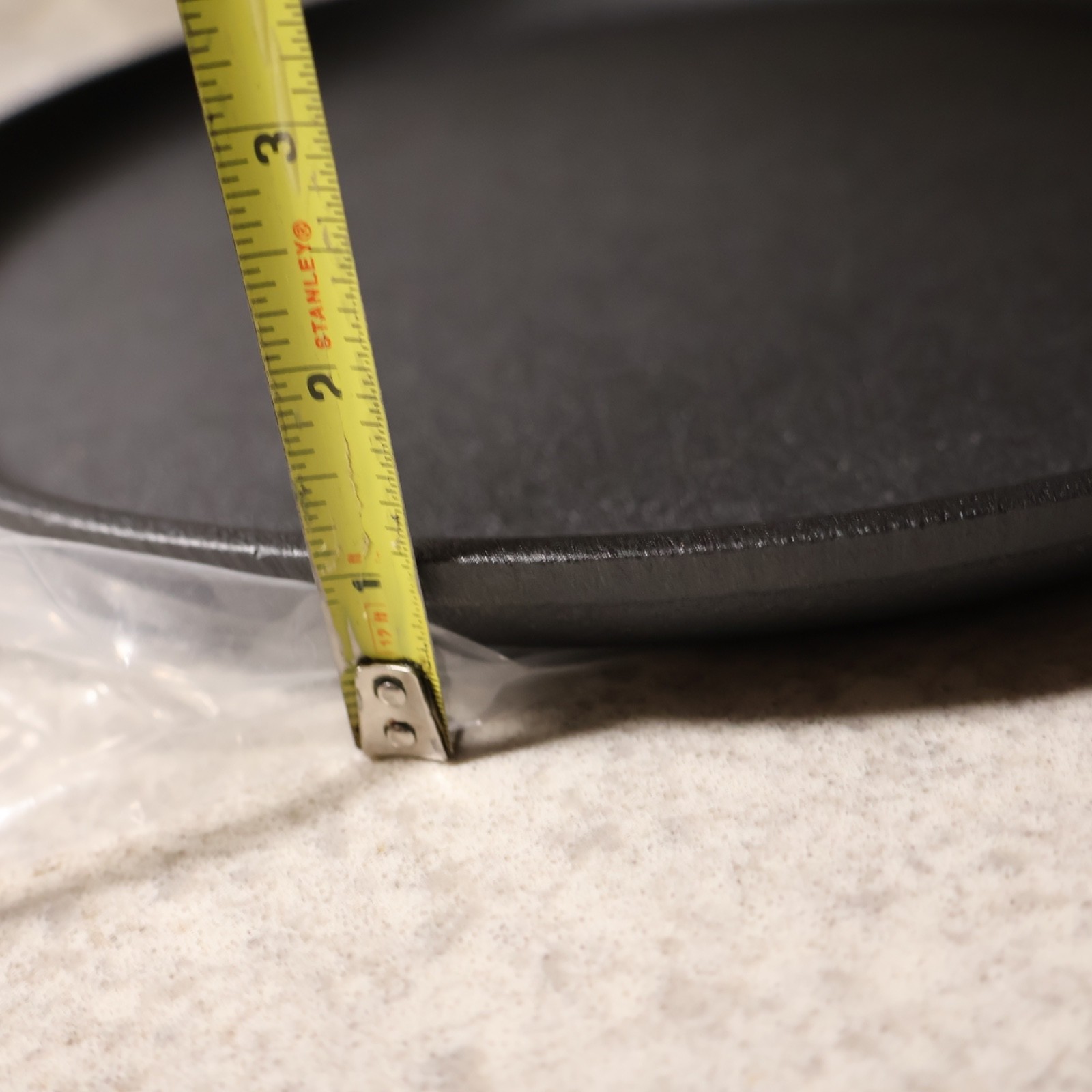 MegaChef 17 Inch Round Preseasoned Cast Iron Pizza Pan in Black