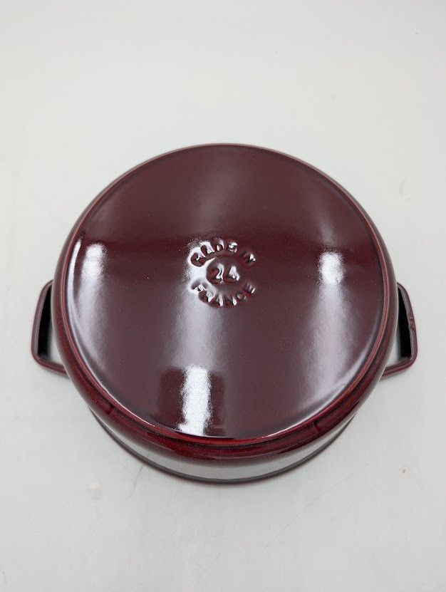 Staub Cast Iron Round 24cm, 3.7L, 3.9 Qt Cocotte Dutch Oven Color Grenadine