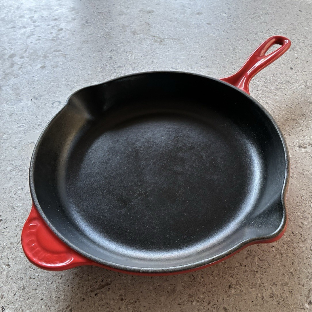 Le Creuset 26cm Enameled Cast Iron Skillet Red/Black Long Handle Spout