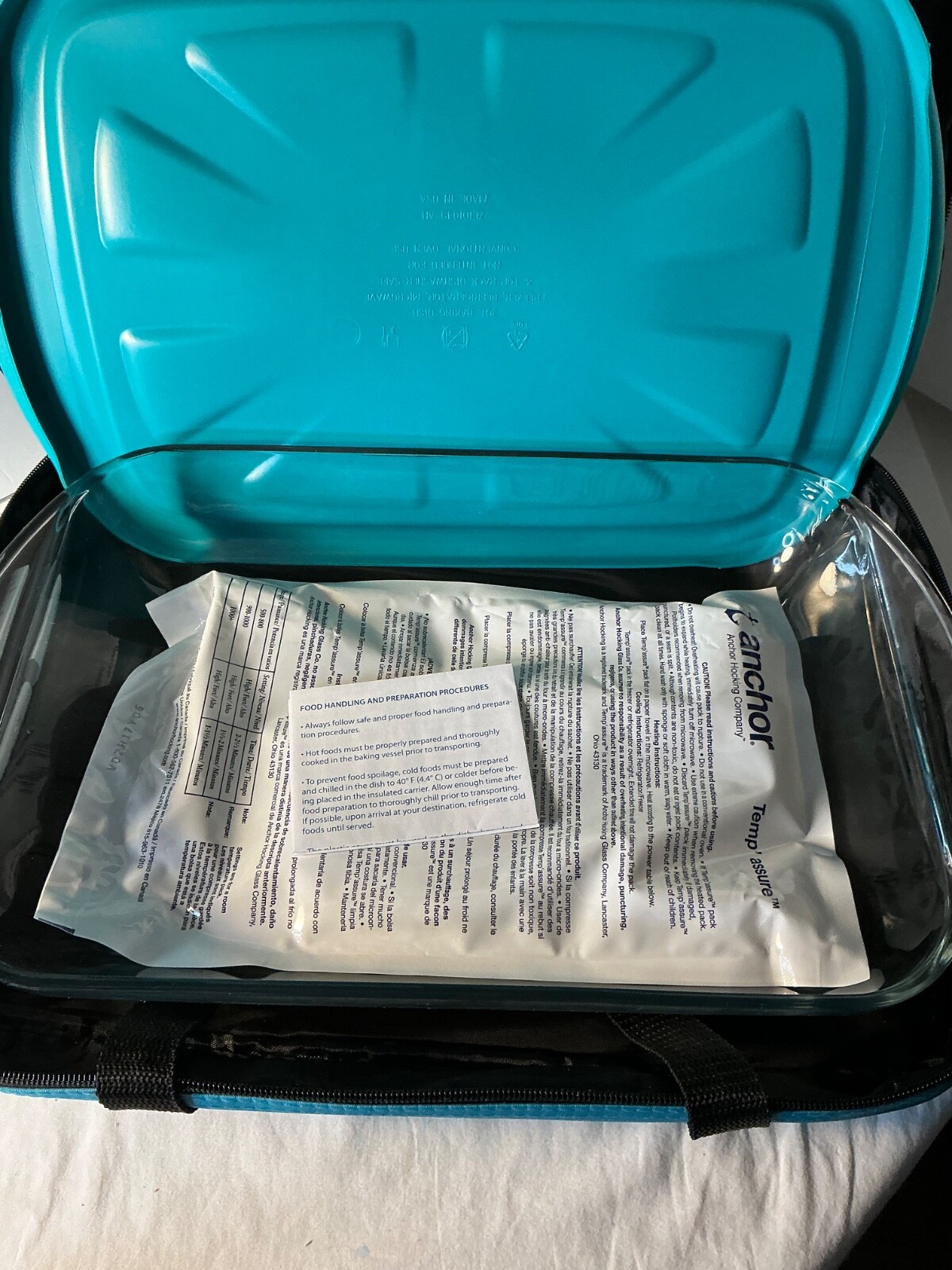 Anchor Hocking 3 QT Covered Baking Casserole Dish w/Insulated Food Tote Bag