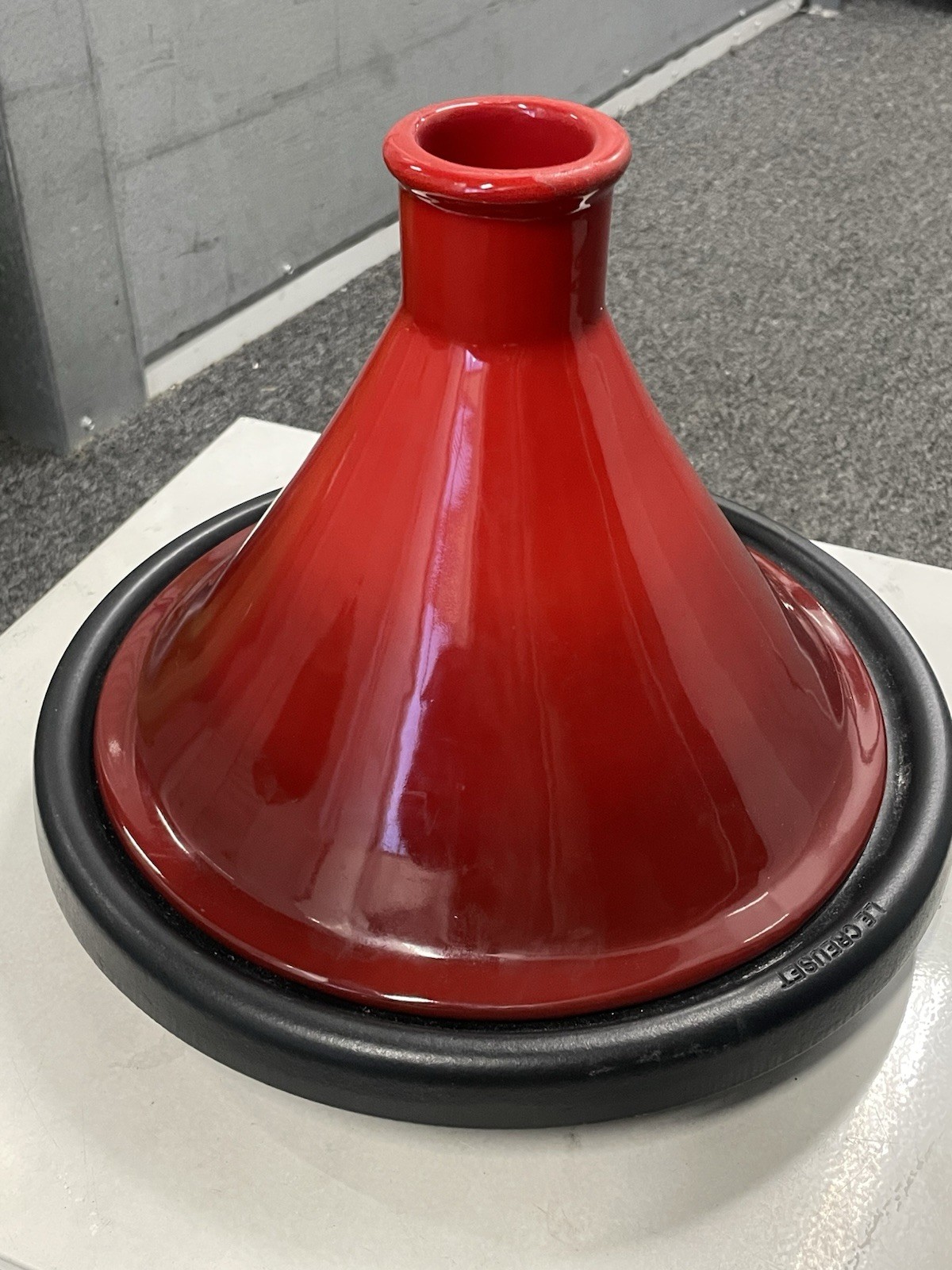 LE CREUSET Vintage Moroccan Tagine 27 Enamel Cast Iron Red Stoneware 2.5 Qt