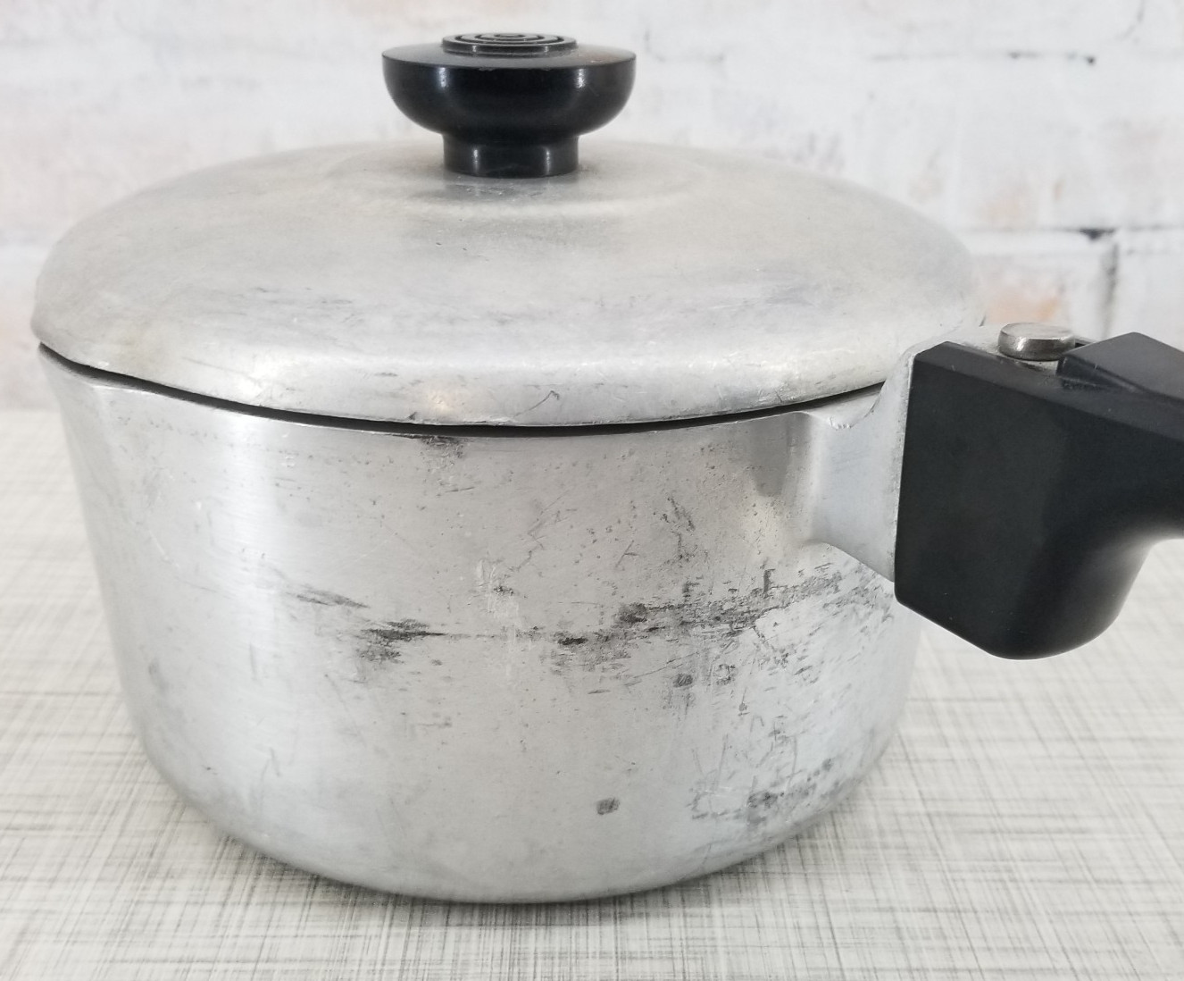 Magnalite Classic 2 Qt / 1.9 L Saucepan Double Spout 6.5″ Wide
