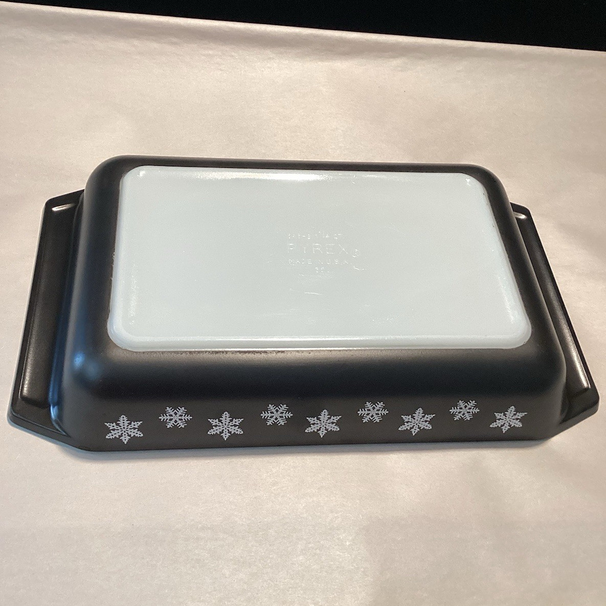 Pyrex Black / White Snowflake Casserole Dish 548-B