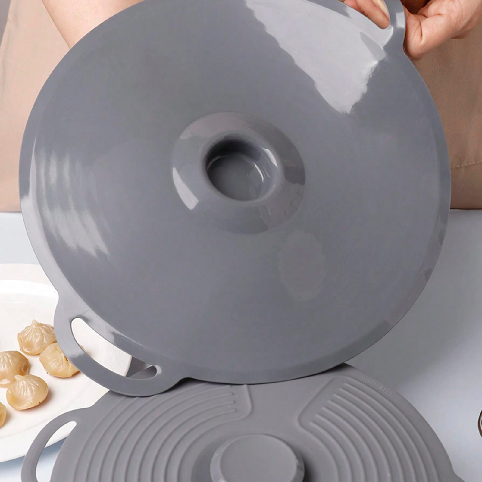 1Pc Silicone Foldable Reusable Lid with Handle for Pots and Pans Heat Resistant