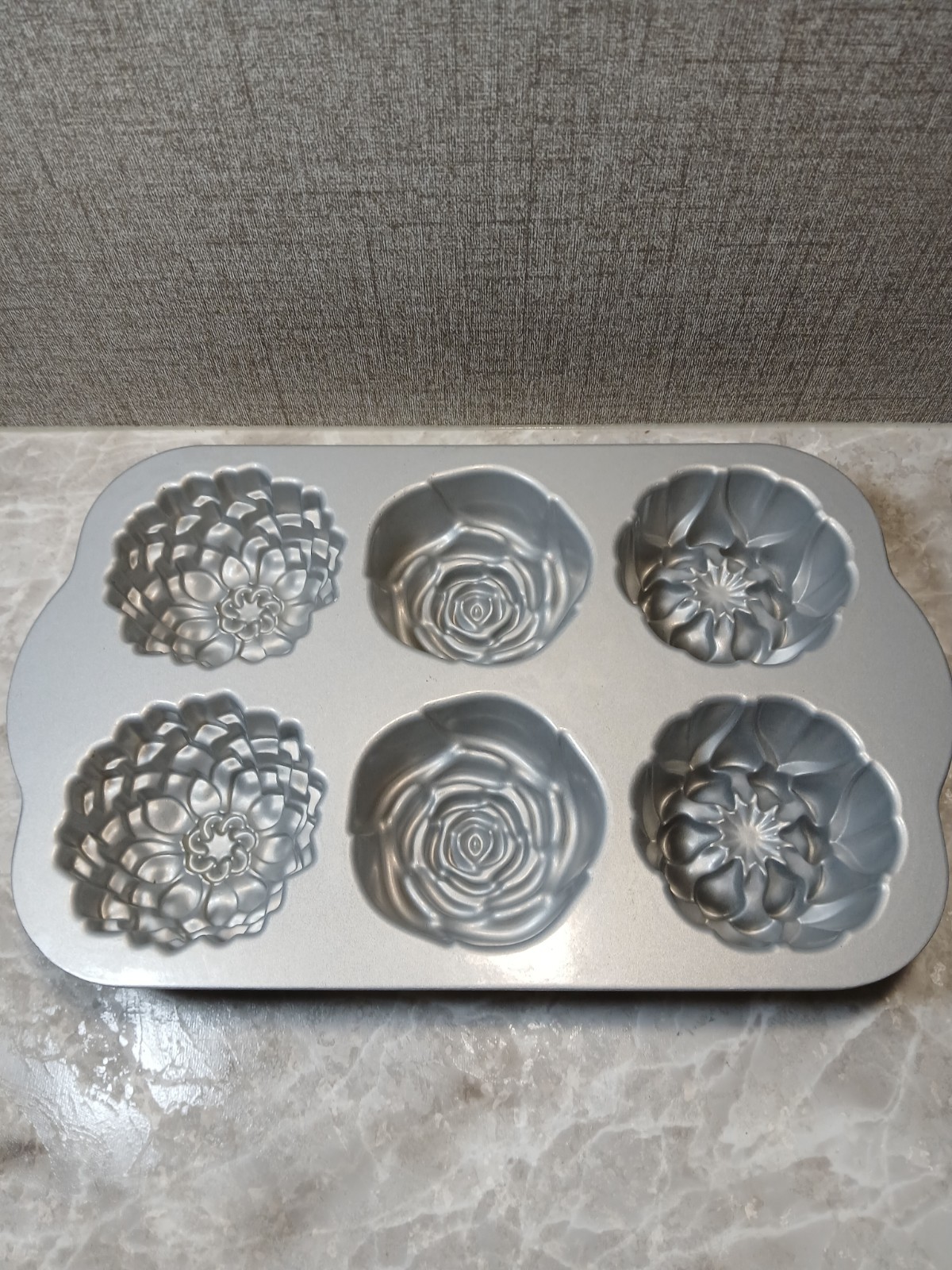 Pioneer Woman Nonstick Heavyweight Cast Aluminum Floral Cakelet Pan