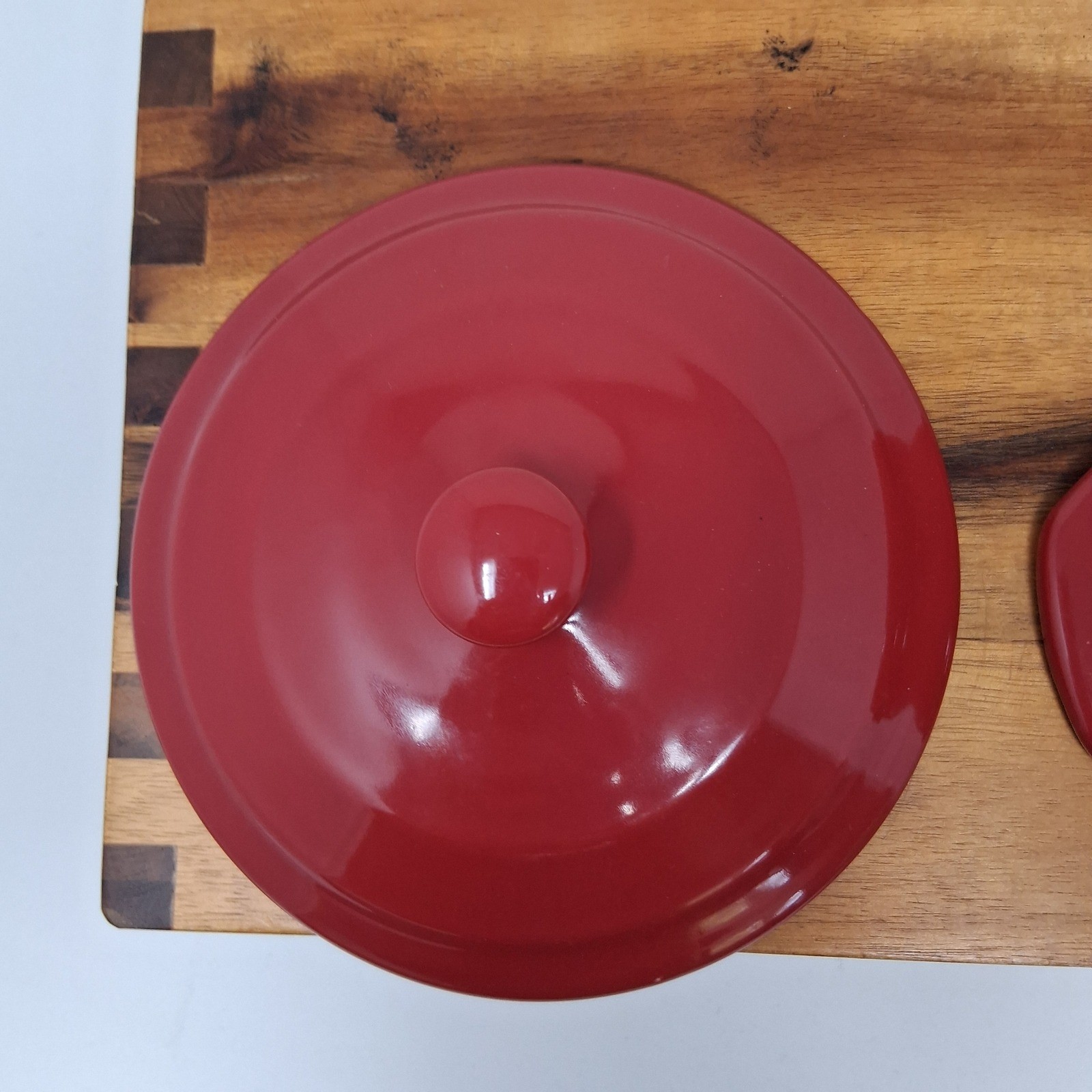 Petite Maison Red Ceramic Round Casserole Dish with Lid Oven Microwave Safe