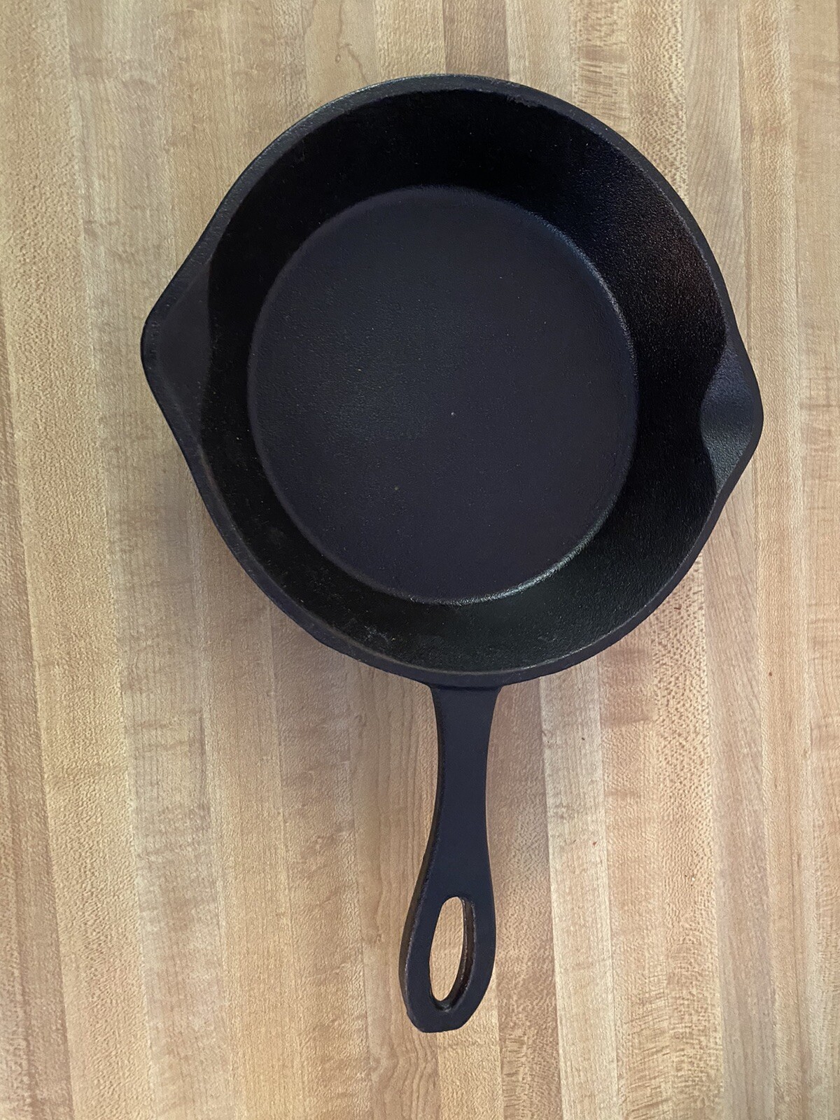 Preowned “Bayou Classic” Black 8-in Cast Iron Skillet Double Pour Spouts