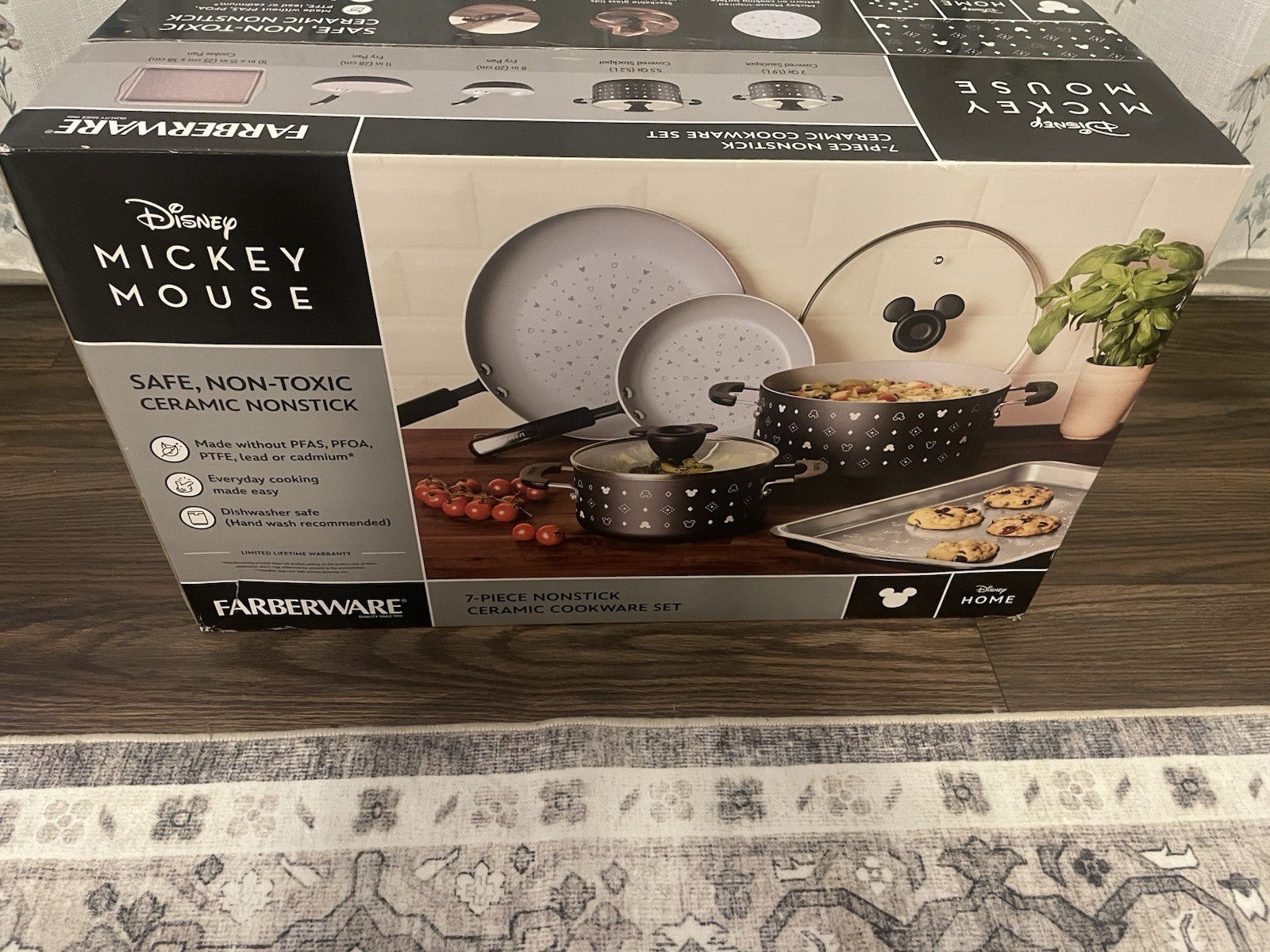 Farberware Disney Mickey Mouse Monochrome 7pc Ceramic Nonstick Cookware Set