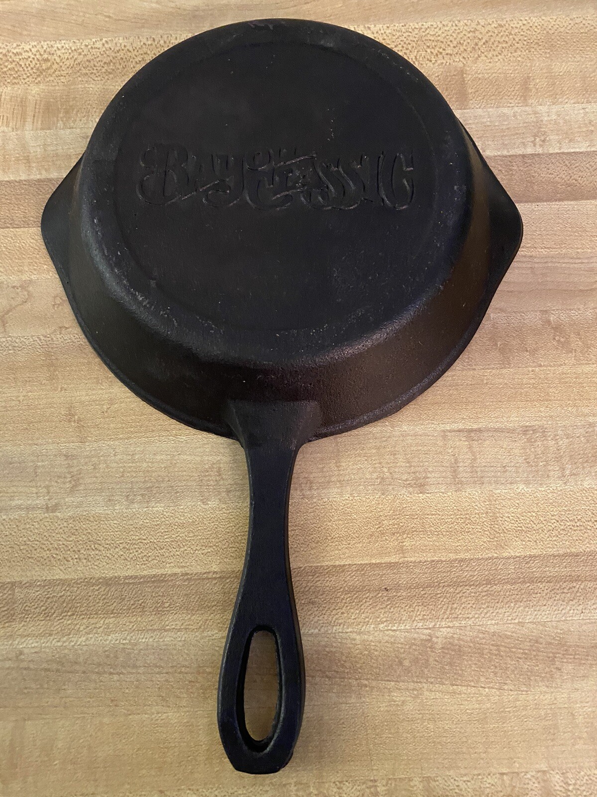 Preowned “Bayou Classic” Black 8-in Cast Iron Skillet Double Pour Spouts