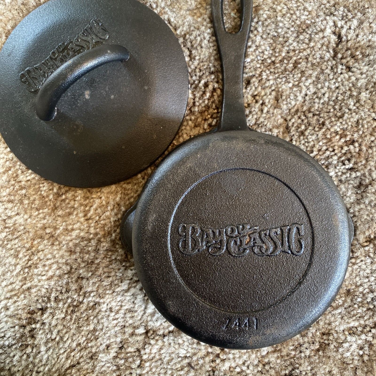 Bayou Classic Quart Cast Iron Covered Sauce Pot Self-Basting Lid Black Vintage