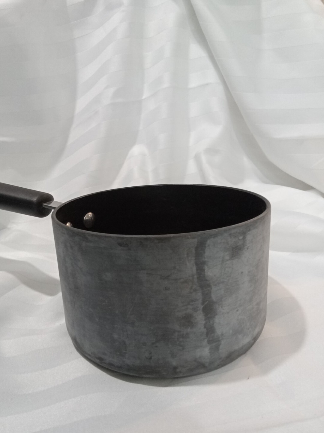 pampered chef:2-QT. (1.9-L) SIGNATURE NONSTICK SAUCE PAN