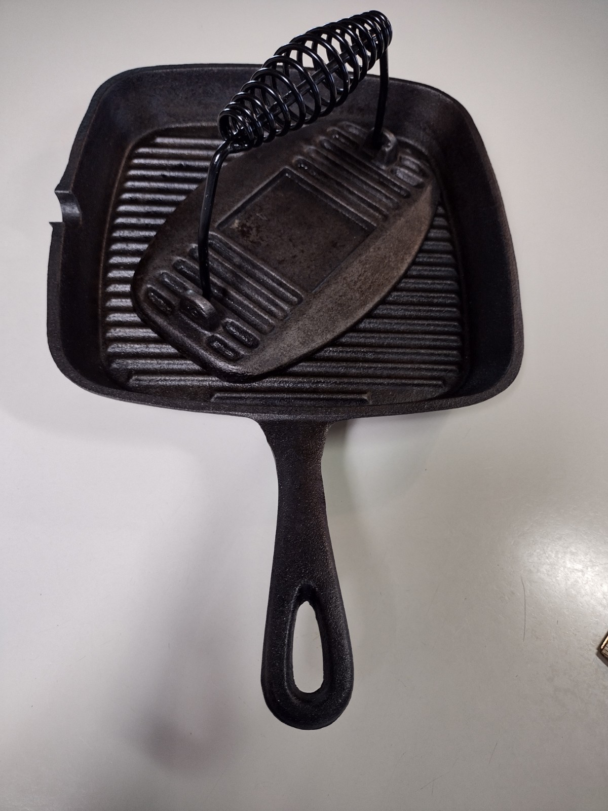 Cast Iron 8″ – 9″ Square Grill Pan Griddle with Panini Bacon Burger Press Black