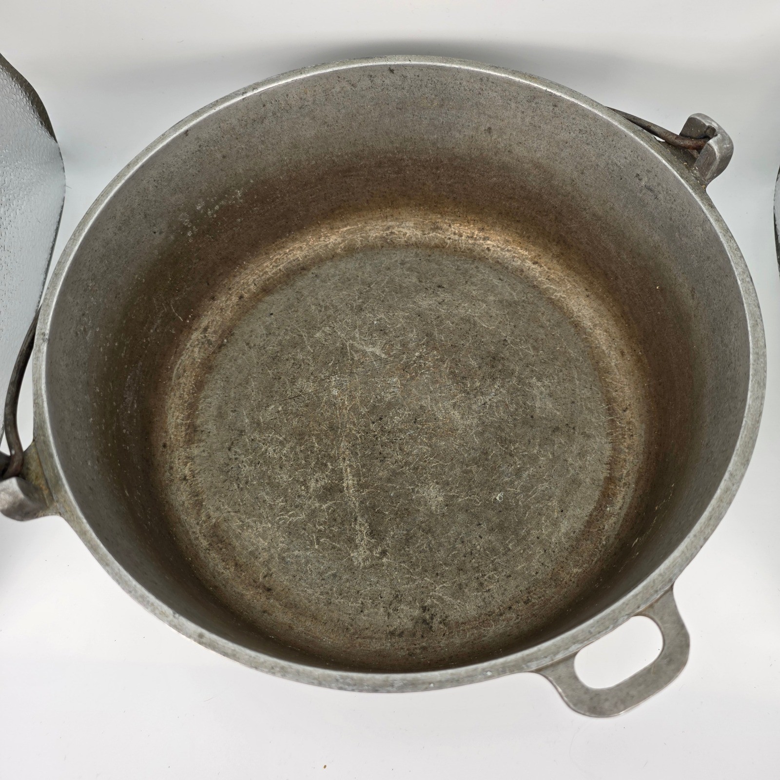 Montgomery Ward Dutch Oven Unisex Large Silver Cast Aluminum Bail Handle Vintage