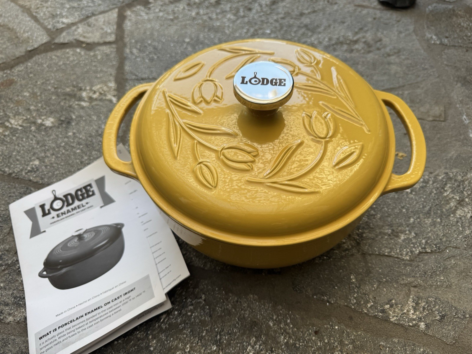 Lodge Tulip Dutch Oven