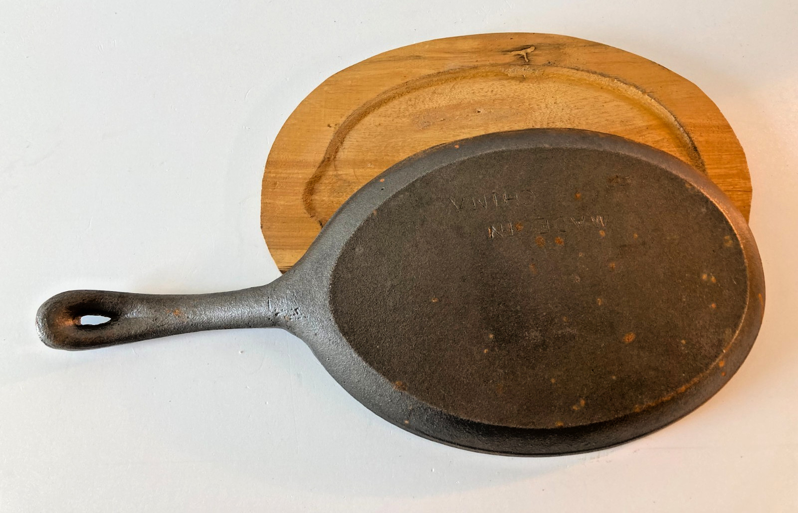 PIER 1 CAST IRON FAJITA SKILLET with WOODEN TRIVET, 6.5″ x 9″ OVAL, NEVER USED